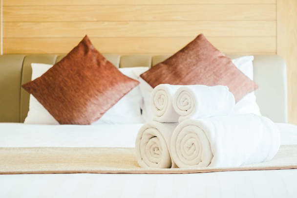 Almohadas en la cama decoración interior de la habitación
 - Foto, Imagen