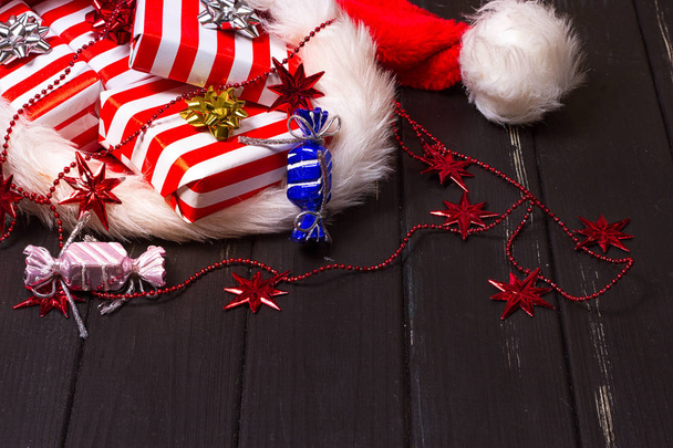 Regalos de Navidad en un sombrero de Papá Noel
 - Foto, Imagen