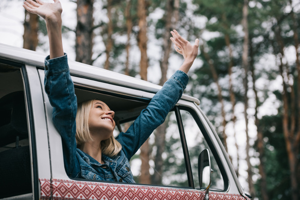 χαρούμενο κορίτσι σε ρετρό minivan - Φωτογραφία, εικόνα