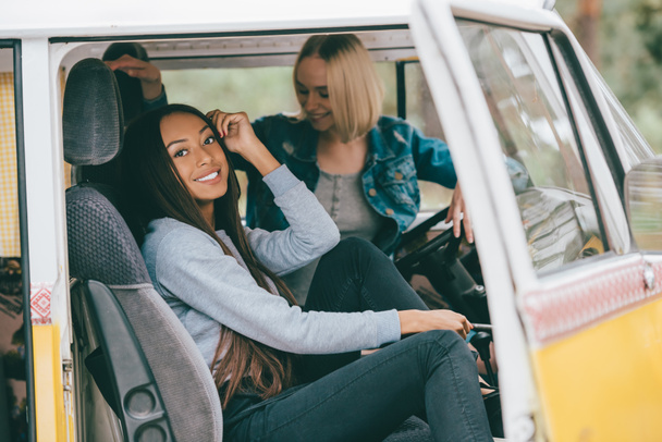 chicas multiétnicas en minivan
 - Foto, Imagen