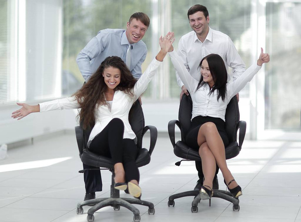 équipe d'affaires enthousiaste au bureau
 - Photo, image