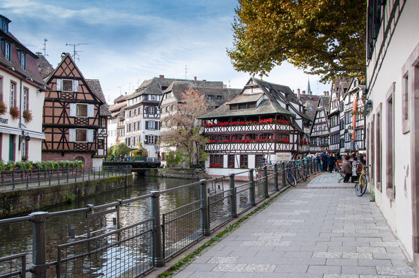 исторические полудеревянные дома в центре Страсбурга, Эльзас, Франция
 - Фото, изображение