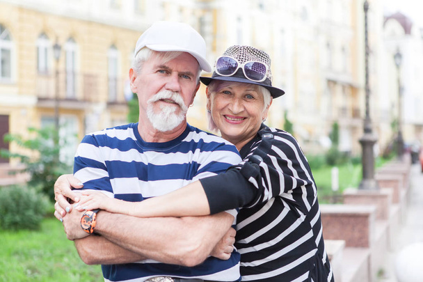 Aimer couple âgé posant sur la caméra
. - Photo, image