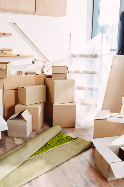 cardboard boxes in new house - Foto, Bild