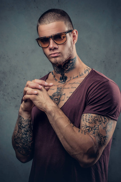 Pohledný muž v sluneční brýle s tetováním - Fotografie, Obrázek