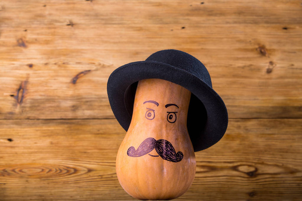 Cute man pumpkin face over rustic background - Foto, afbeelding