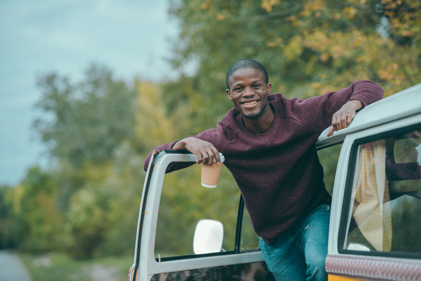 Afro-Mann mit Kaffee im Minivan - Foto, Bild