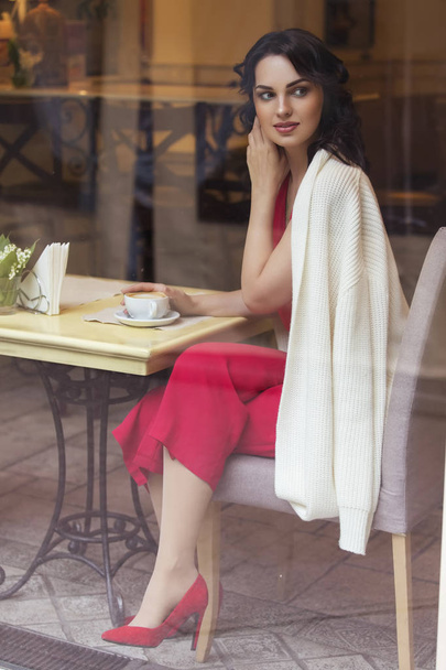 Beautiful brunette caucasian business woman sitting in cafe on h - Foto, Imagem