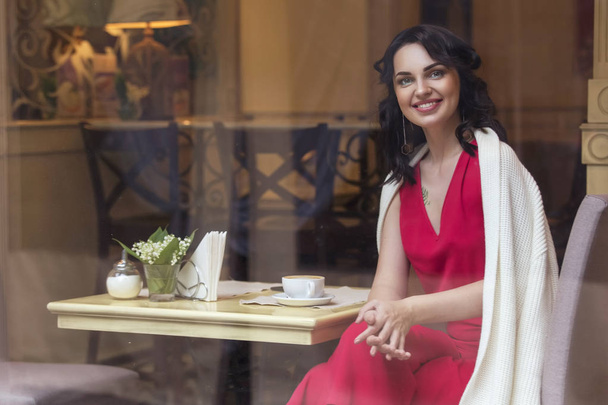 H のカフェに座っている美しいブルネット白人ビジネス女性 - 写真・画像