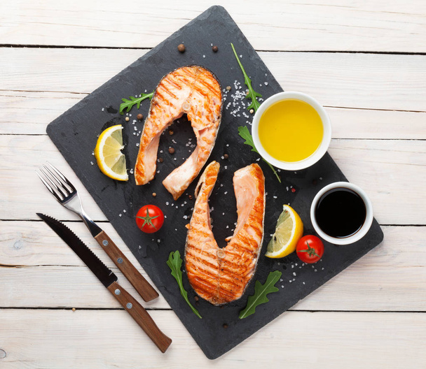 salmón, ensalada y condimentos
 - Foto, Imagen