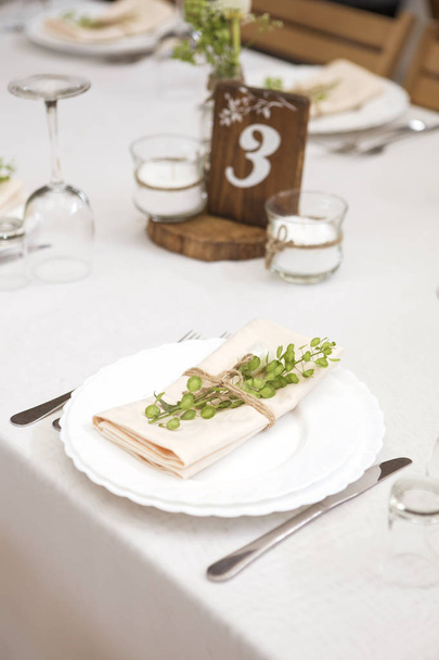 Eenvoudige maar rijke tabel luxe instellen voor een huwelijksfeest ik - Foto, afbeelding