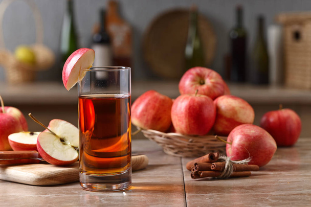 Vaso de zumo de manzana y manzanas rosadas maduras
 - Foto, Imagen