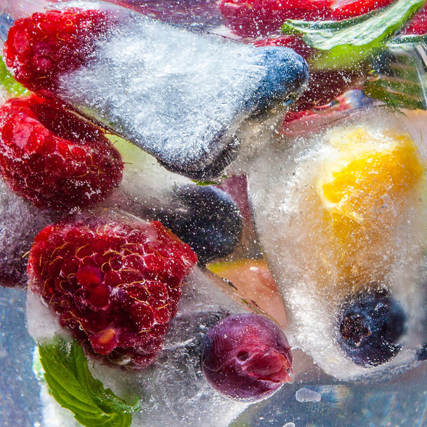 заморожені ягоди у воді крупним планом
  - Фото, зображення