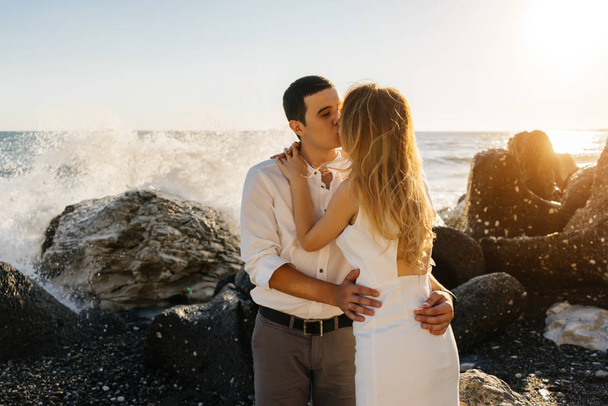 A pair of lovers kissing near the sea - Fotoğraf, Görsel