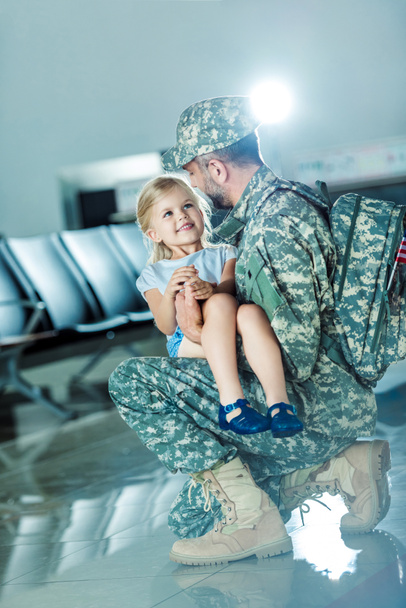 дочка зустрічає батька в аеропорту
 - Фото, зображення