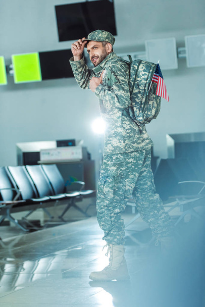 lachende soldaat in militaire vorm - Foto, afbeelding