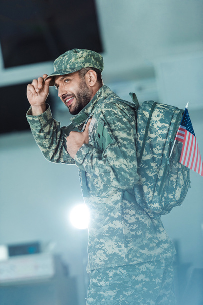 mosolygó katona katonai formában - Fotó, kép