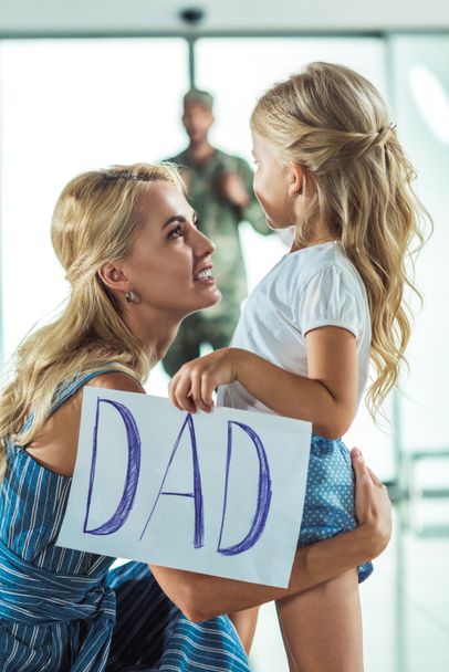 madre e figlia incontro padre in aeroporto
  - Foto, immagini