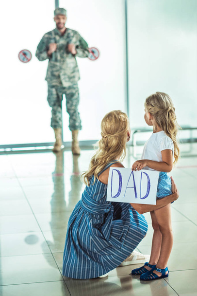 Mutter und Tochter treffen Vater am Flughafen  - Foto, Bild