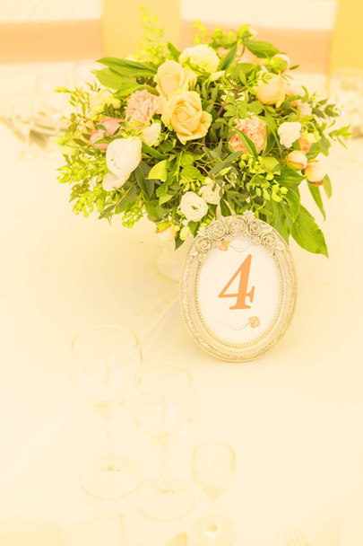 Απλό αλλά πολυτελή ρύθμιση για μια γαμήλια γιορτή σας πλούσιο τραπέζι - Φωτογραφία, εικόνα