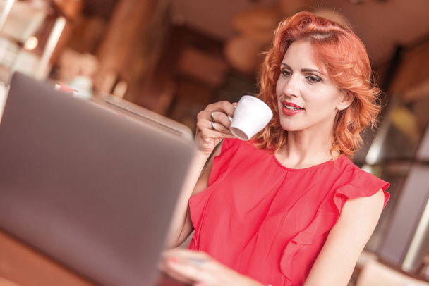 Belle femme d'affaires en utilisant un ordinateur portable dans un café
. - Photo, image