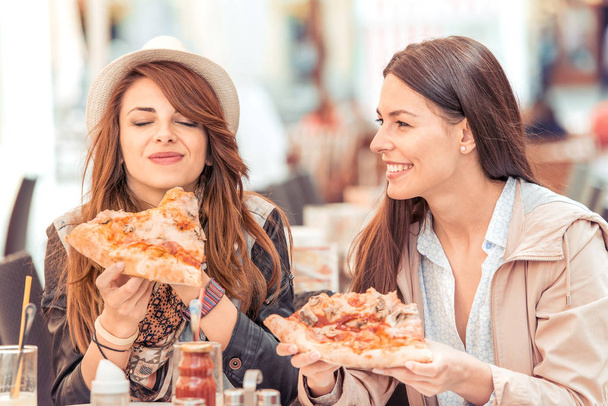 mladé ženy jíst pizzu venku - Fotografie, Obrázek