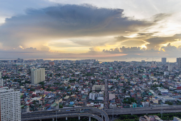 U-Bahn-Skyline von Manila bei Sonnenuntergang, Philippinen - Foto, Bild