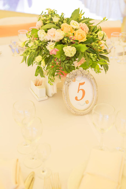 シンプルでありながら豪華な豊かな食卓私の結婚式のお祝いの設定 - 写真・画像