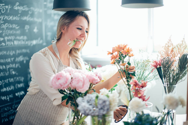 florist takes a flower to make a bouquet - Foto, Imagem