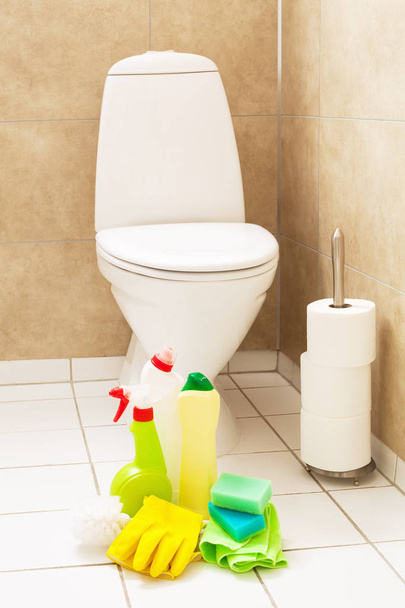 temizlik maddeleri eldiven beyaz tuvalet kase banyo fırçası - Fotoğraf, Görsel