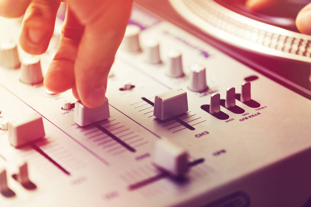 DJ spielt und mischt Musik auf Plattenspieler-Controller - Foto, Bild