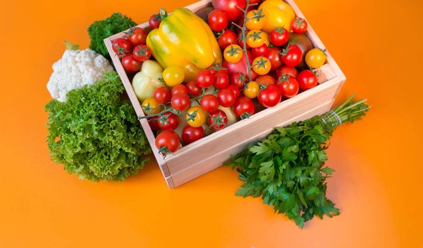 Fondo alimenticio ecológico Verduras en la cesta
 - Foto, imagen