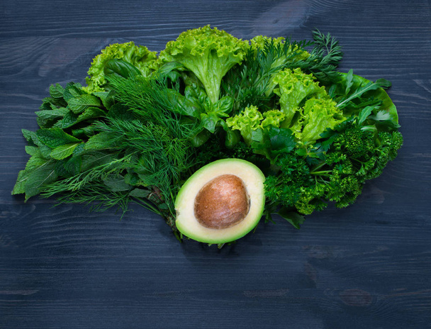Samenstelling met avocado en groenten - Foto, afbeelding