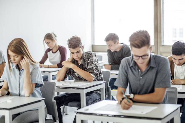 Students Doing Exam - Foto, Bild