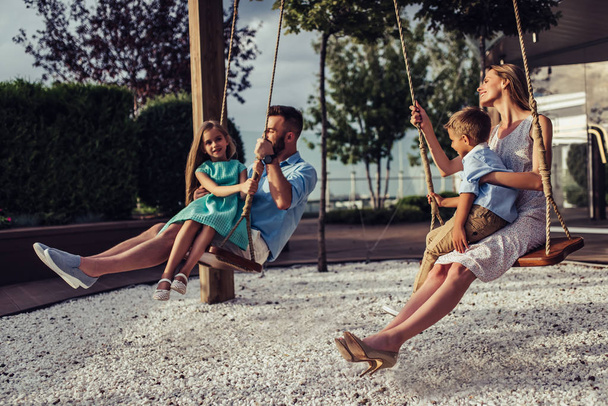 Family on swing - Foto, imagen