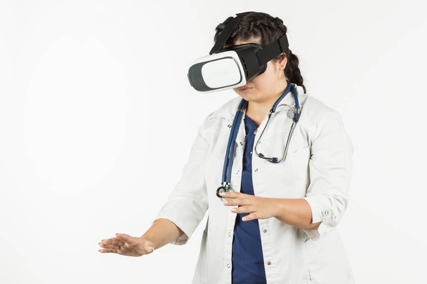 Femme asiatique médecin en lunettes de réalité virtuelle. Casque VR pour gl
 - Photo, image