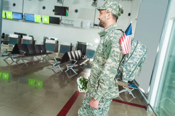 солдат с букетом цветов
 - Фото, изображение