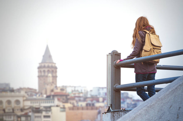 girl looking at Istanbul - Foto, afbeelding