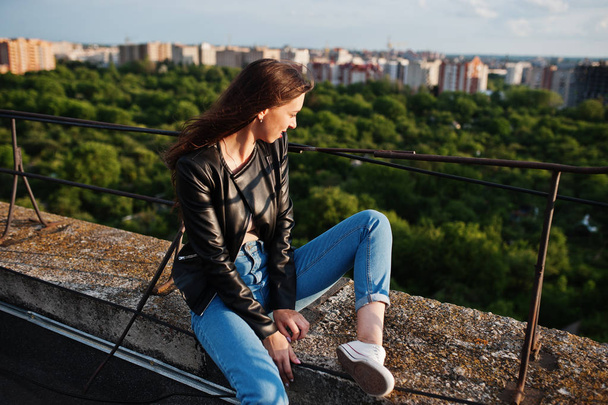 Portrait of a beautiful young woman in black leather jacket, jea - Foto, Bild