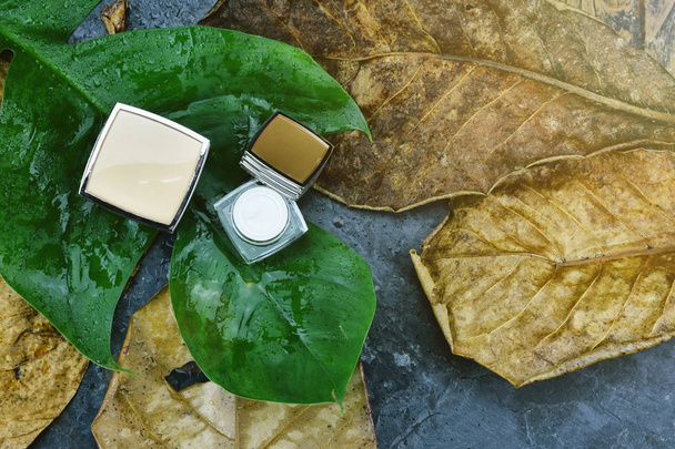 Embalaje de productos cosméticos de belleza para maqueta de marca, ingrediente verde orgánico natural para el cuidado de la piel, antes y después de usar el concepto
. - Foto, imagen