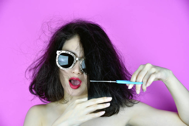 Cheveux abîmés, Femme coupant ses cheveux secs désordonnés, Problème de cheveux
. - Photo, image