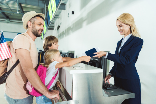 familia en el mostrador de facturación en el aeropuerto
 - Foto, Imagen