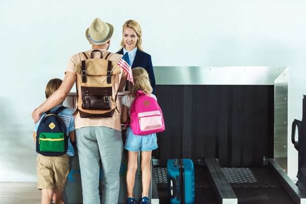 Семья на стойке регистрации в аэропорту
 - Фото, изображение