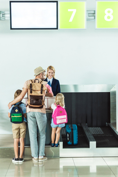 οικογένεια στο check-in στο γκισέ αεροδρομίου - Φωτογραφία, εικόνα