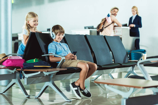 bambini in aeroporto
 - Foto, immagini