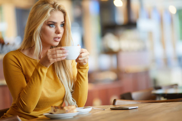 Woman drinking cappuccino - Foto, imagen