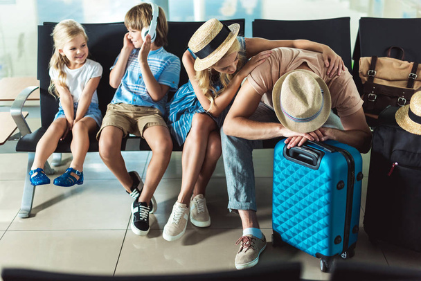 οικογένεια αναμονή επιβίβασης στο αεροδρόμιο - Φωτογραφία, εικόνα