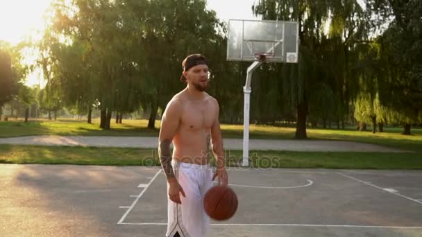 man playing basketball on the basketball court - Materiał filmowy, wideo