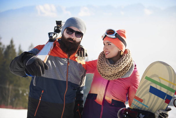 Mladý pár na lyžařský výlet  - Fotografie, Obrázek