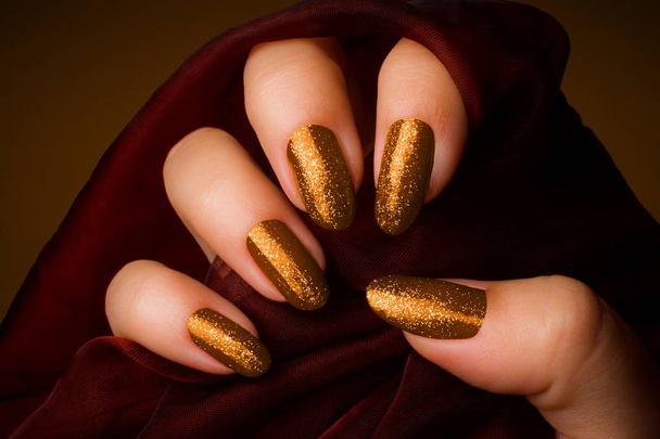 光沢のある黄金の爪マニキュア - 写真・画像